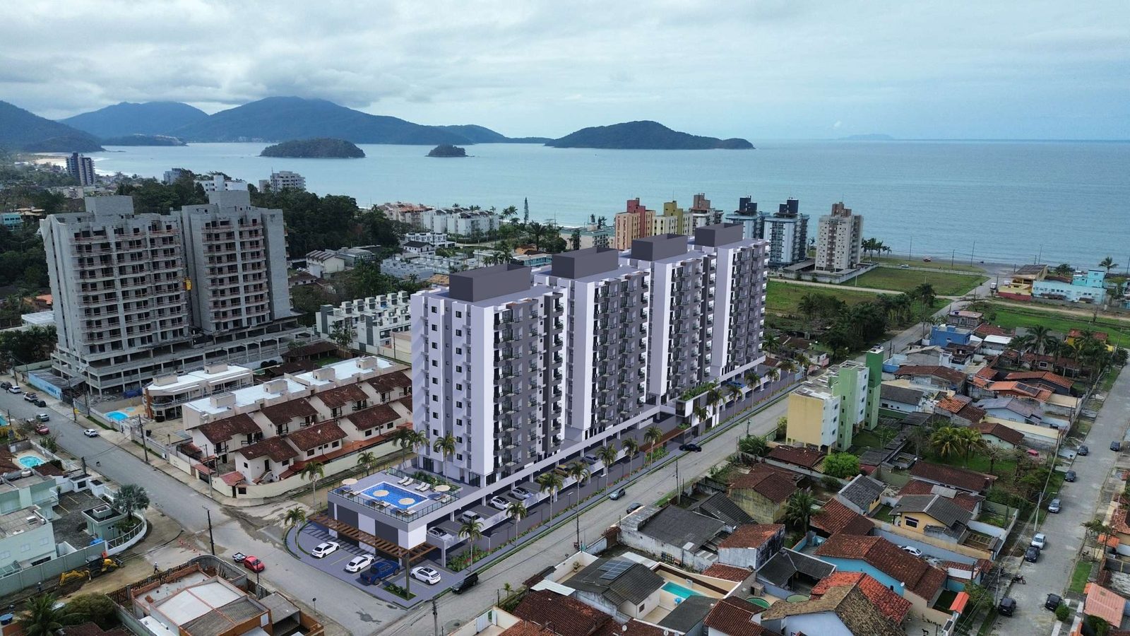 Vista aérea da Praia do Massaguaçu em Caraguatatuba, com o Residencial Sardenha implantado a 250 metros da faixa de areia.