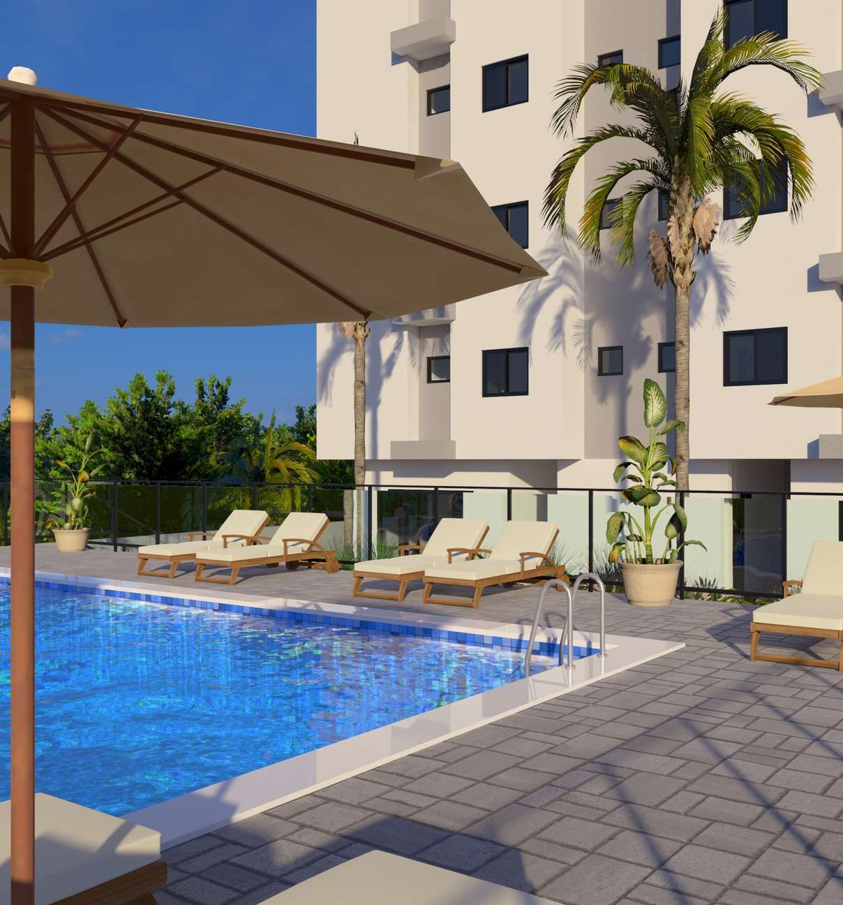 Piscina externa com deck, espreguiçadeiras, guarda-sóis e palmeiras.