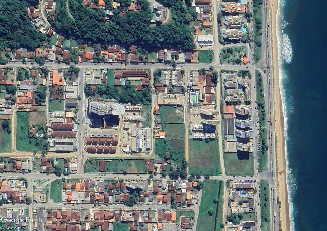Imagem de satélite do bairro Garden Mar mostrando a distância de 250 metros entre o terreno e a Praia do Massaguaçu.